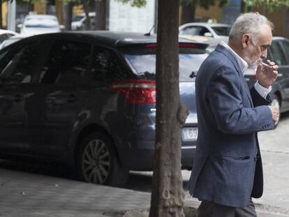El exdirector de la Faffe, Fernando Villén, a su salida del juzgado de Sevilla, en octubre de 2018.