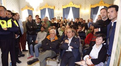 Vecinos asistentes al pleno del Ayuntamiento de Alicante celebrado este viernes.