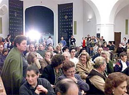 Un momento de la protesta, ayer, en la ermita de El Rocío.