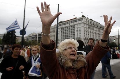 Los griegos, que desde hace meses viven los recortes impuestos por el plan de rescate, protestan ante el Parlamento del país.