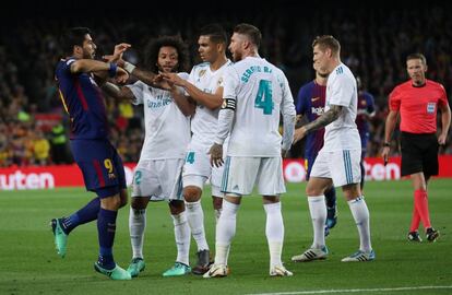 Casemiro y Marcelo intervienen en la discusión entre Ramos y Luis Suárez.