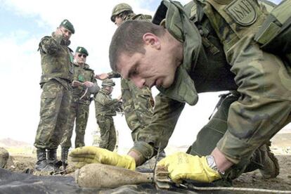 Un soldado del contingente español en Afganistán manipula una granada sin explotar en febrero de 2002.