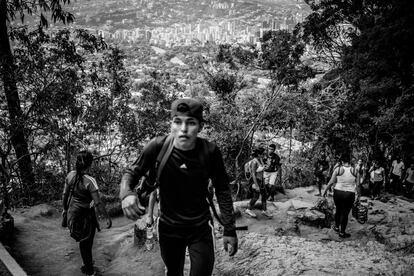 Un joven adolescente camina por la montaña del Avila, que separa a Caracas de la costa del Caribe. Esta montaña es casi sagrada para la población local ya que muchas personas la usan como una forma de escapar del caos de la ciudad, en algún lugar para relajarse, hacer ejercicio y respirar aire fresco.