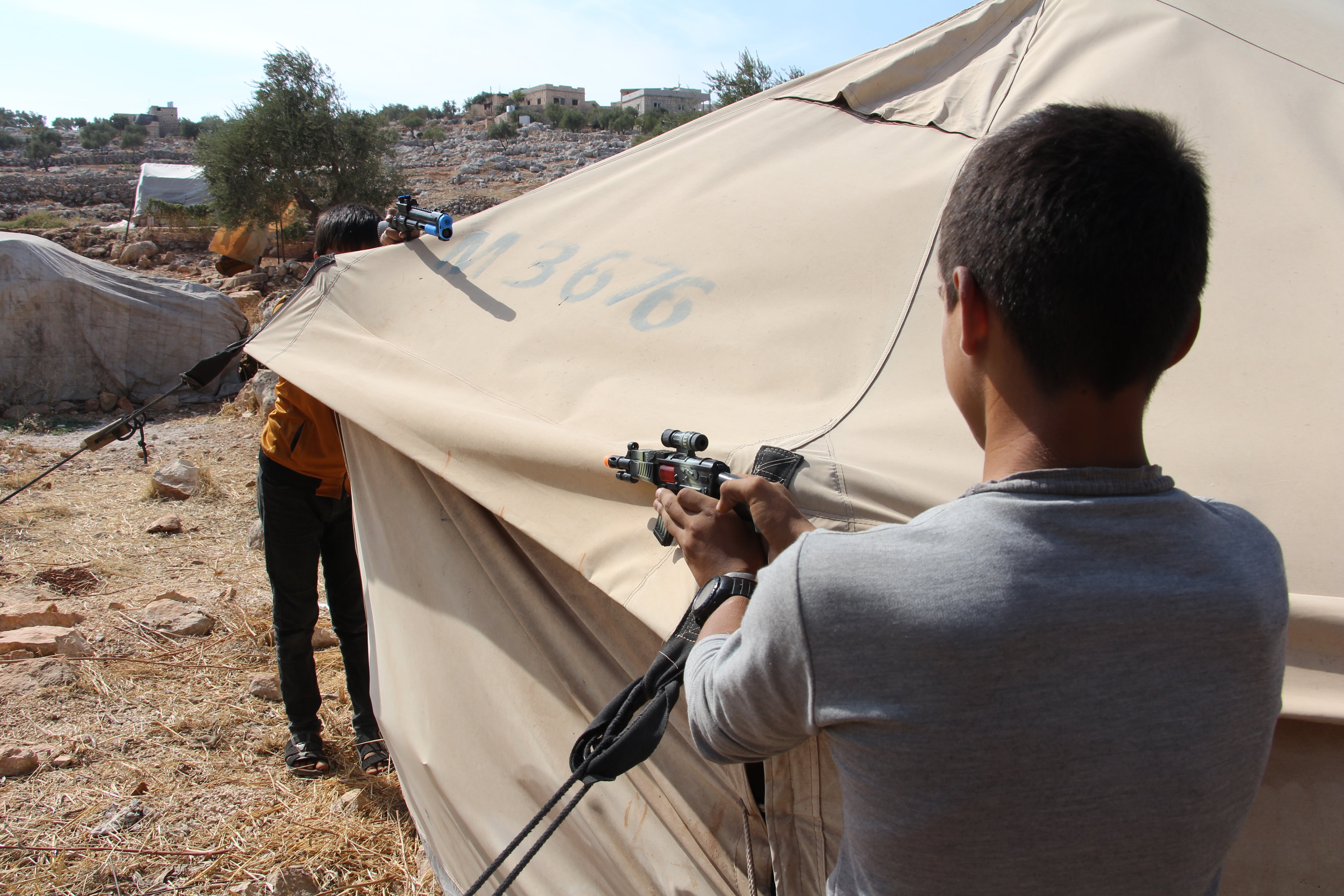 “Mi hijo tuvo que tomar las armas para mantenernos”: la pobreza empuja a menores en Siria a alistarse