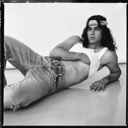 Pato, artista, modelo y ‘performer’, viste camiseta de tirantes Dolce & Gabbana y pantalón vaquero Levi’s ‘vintage’.
