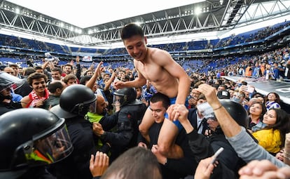 Wu Lei celebra en el estadio del RCD Espanyol la clasificacion del equipo a la Europa League.