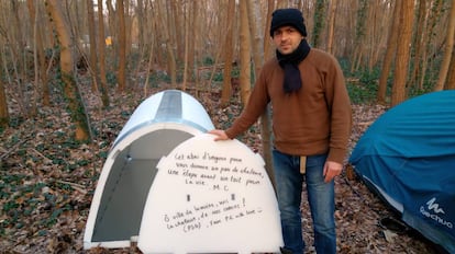 Vladislav recibe un iglú en el bosque de Vincennes (París)