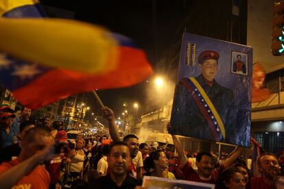 Seguidores de Hugo Chávez celebran en las calles de Caracas los resultados electorales.