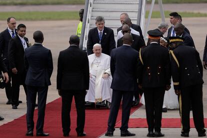 Francisco, a su llegada al Aeropuerto Internacional de N'djili en Kinsasa, capital de la República Democrática del Congo, este martes. 