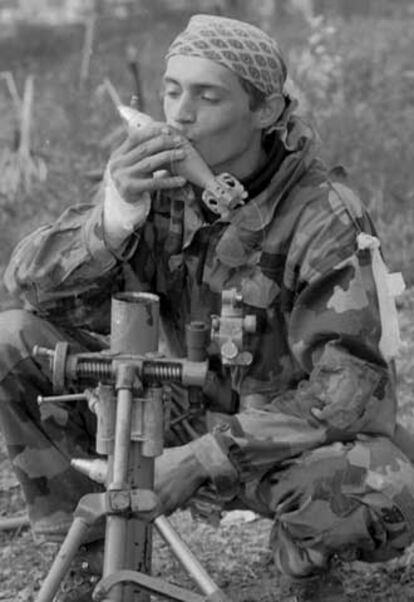 Un soldado bosnio musulmán besa la granada de su mortero antes de disparar contra los serbios. El conflicto bosnio estalló a principios de 1992.

La mayor parte de la ciudad

de Bihac cayó en manos de

los musulmanes. Los serbios, por su parte, lograron conservar parte de las colinas cercanas, desde donde empleaban

la artillería contra la ciudad.
