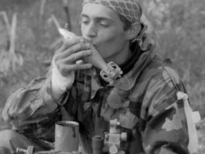 Un soldado bosnio musulmán besa la granada de su mortero antes de disparar contra los serbios. El conflicto bosnio estalló a principios de 1992.

La mayor parte de la ciudad

de Bihac cayó en manos de

los musulmanes. Los serbios, por su parte, lograron conservar parte de las colinas cercanas, desde donde empleaban

la artillería contra la ciudad.