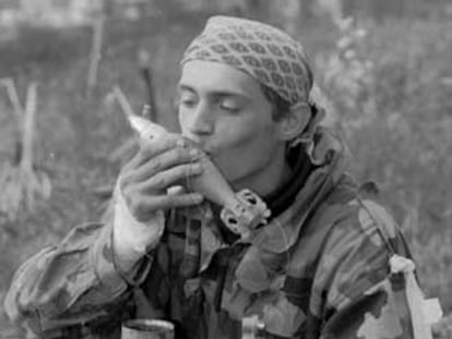 Un soldado bosnio musulmán besa la granada de su mortero antes de disparar contra los serbios. El conflicto bosnio estalló a principios de 1992.
La mayor parte de la ciudad
de Bihac cayó en manos de
los musulmanes. Los serbios, por su parte, lograron conservar parte de las colinas cercanas, desde donde empleaban
la artillería contra la ciudad.