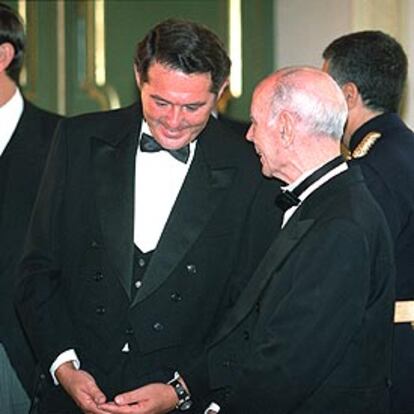 El ministro de Justicia, José María Michavila, conversa con el fiscal general, Jesús Cardenal, durante el acto de apertura del año judicial.