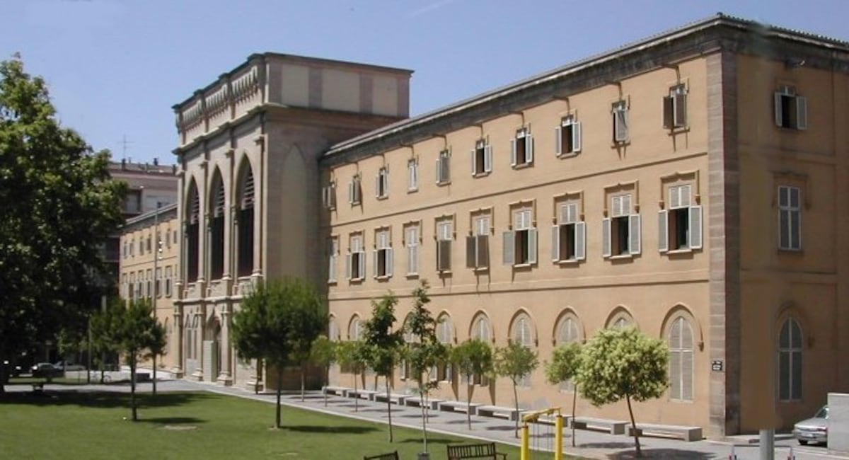 La Universidad de Lleida coloca bombillas azules en un lavabo para evitar que lo usen para inyectarse droga