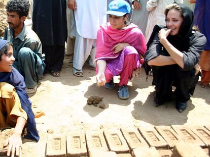 Angelina Jolie, con refugiados en Pakist&aacute;n.