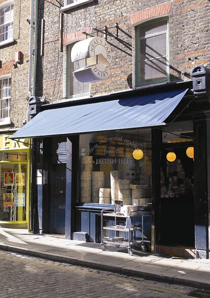 Quesos y yogures de elaboración artesanal se apilan en el interior de Neal's Yard Dairy, en Covent Garden.