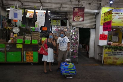 La gravedad de la crisis sanitaria ha empujado a un país acostumbrado a comer en la calle a mantenerse alejado de los mercados, que estos días han visto mermarse repentinamente la asistencia de la gente.