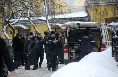 La policía en el restaurante donde fue abatido el mafioso, en el centro de Moscú.