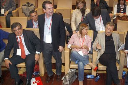 Abel Caballero, de pie, entre Modesto Pose y Carmela Silva, en el congreso de Pontevedra