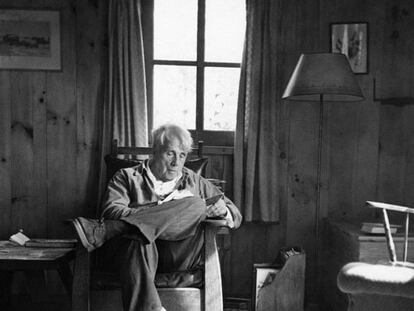Robert Frost, en su casa de Vermont.