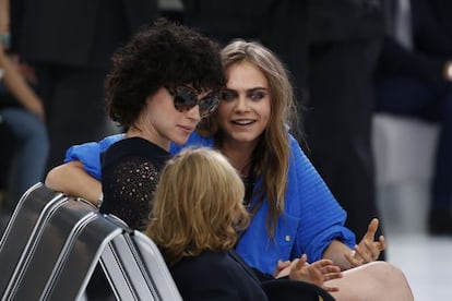 La 'top' británica Cara Delevingne y su pareja, la cantante St Vincent, en la primera fila del desfile de Karl Lagerfeld para Chanel.