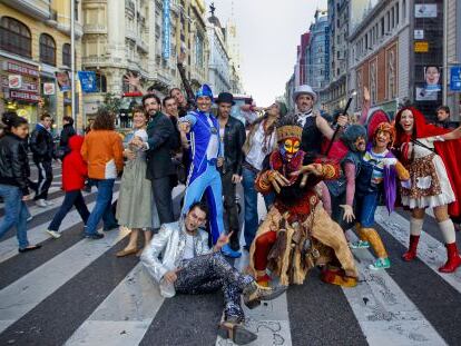 Los protagonistas de algunos de los principales musicales de la capital posan en la Gran Vía.
