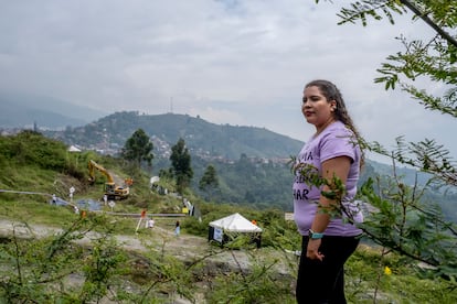 Alejandra Balvin, de 33 años, perdió a su padre, Hernando Balvin y su hermano Adonis Balvin y se cree que sus cuerpos están enterrados en La Escombrera, en San Javier, Medellín, el 10 de noviembre de 2022.