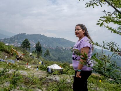 Alejandra Balvin, de 33 años, perdió a su padre, Hernando Balvin y su hermano Adonis Balvin y se cree que sus cuerpos están enterrados en La Escombrera, en San Javier, Medellín, el 10 de noviembre de 2022.