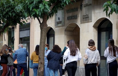 People in San Sebastián line up to be tested for the coronavirus after around 50 positive cases were detected among students returning from Mallorca.