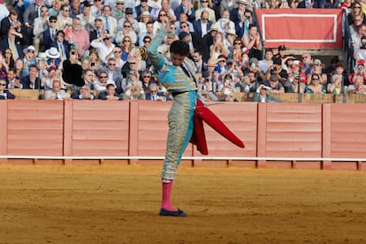 Roca Rey brinda al público la muerte de su primer toro.