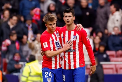 Barrios felicita a Morata tras marcar este el segundo gol de su equipo al Betis.