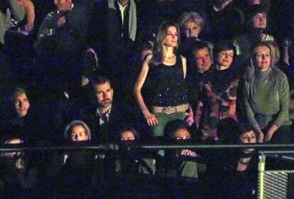 Las salidas culturales y nocturnas han sido habituales. Felipe de Borbón y Letizia Ortiz se han dejado ver en conciertos, salas de cine o por barrios más bien nocturnos como Malasaña. En la imagen, en un concierto de la gira ‘Sale el sol’ de Shakira, en noviembre de 2010. 