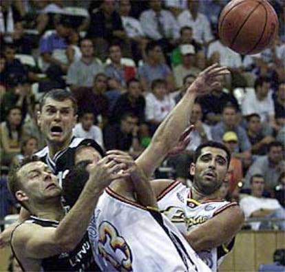 Alex Corretja se arquea para dar un golpe durante su partido contra el francs Jerome Golmard.