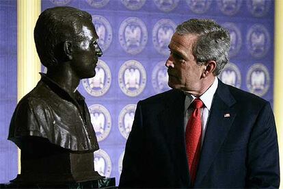 El presidente George W. Bush observa un busto de bronce de sí mismo en Washington.