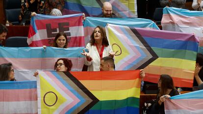 La diputada de Mas Madrid en la Asamblea de Madrid Carla Antonelli (c) durante el pleno extraordinario de la cámara convocado para aprobar las modificaciones de las leyes Trans y Lgtbi y los nuevos reglamentos de la Cámara de Cuentas, Telemadrid y el Consejo de Transparencia, este viernes en Madrid.