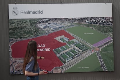 Una mujer explica el plano de la ciudad deportiva del Real Madrid.