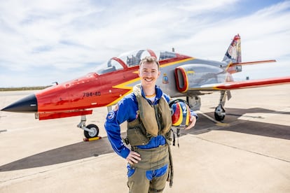 El teniente Óscar Sanz Rillo, madrileño de 28 años, lleva dos en la Patrulla Águila y es el más joven del grupo