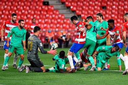 Courtois atrapa el balón en mitad de una melé en el área durante la carga del Granada en el tramo final del partido. / JORGE GUERRERO (AFP)