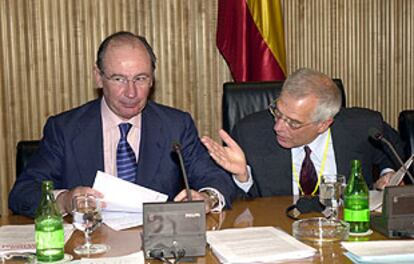 Rato, durante la conferencia sobre asuntos europeos, juntoa Borrell.