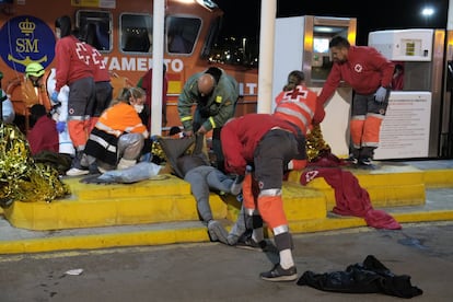 Los supervivientes informaron de que en la patera viajaban 78 personas, por lo que el helicóptero de Salvamento Marítimo HE Helimer 205 se dirigió a la zona para buscar a los desaparecidos.