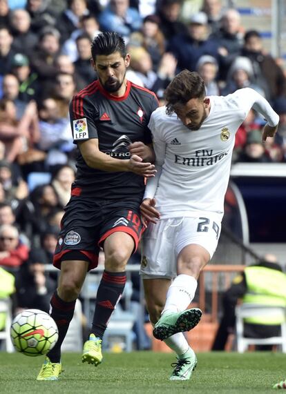 El canterano del Madrid Borja Mayoral (d) intenta llevarse una pelota ante Nolito.