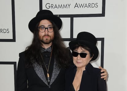 Sean Lennon, el único hijo que tuvieron John Lennon y Yoko Ono, es músico, compositor y actor. Su padre murió cuando él solo tenía cinco años, pero él quiso y supo continuar su legado. Su debú en solitario fue el álbum 'Into The Sun', en 1998. Aquí, Sean y Yoko en la alfombra roja de los Grammy en 2014.