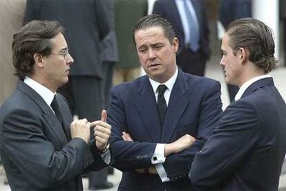 De izquierda a derecha, José, Fernando y Luis Masaveu, en el funeral de su padre.