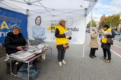 Voluntarios reparten propaganda electoral en la ciudad de Chisinau (Moldavia), el 16 de octubre de 2024.