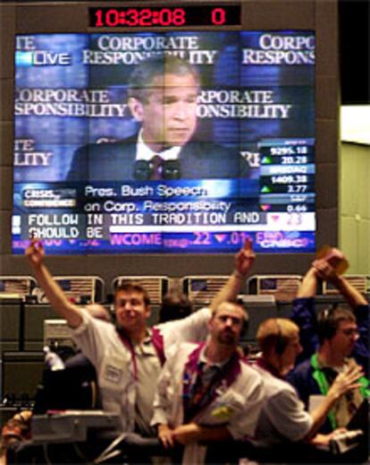 Bush aparece en las pantallas de la Bolsa de Nueva York en plena sesión.