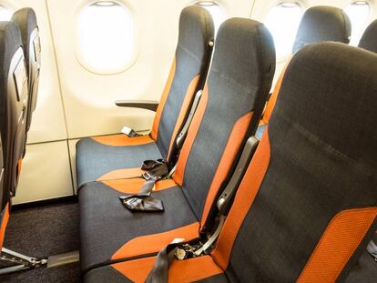 Interior de la cabina de un avión.