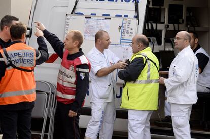 Personal de los equipos de rescate en la zona de la colisión, Puisseguin (Francia).