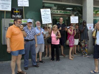 <b>“RESCATEMOS A PERSONAS, NO A BANCOS”</b>. Fueron pocos, pero hicieron mucho ruido ante una sucursal de Bankia en Alicante. Unas 30 personas protestaron por el rescate público a la entidad. Los asistentes portaban pancartas con lemas como 'No al rescate bancario, rescatemos a las personas' y 'Bankia, la gran estafa'.