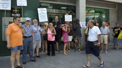 <b>“RESCATEMOS A PERSONAS, NO A BANCOS”</b>. Fueron pocos, pero hicieron mucho ruido ante una sucursal de Bankia en Alicante. Unas 30 personas protestaron por el rescate público a la entidad. Los asistentes portaban pancartas con lemas como 'No al rescate bancario, rescatemos a las personas' y 'Bankia, la gran estafa'.