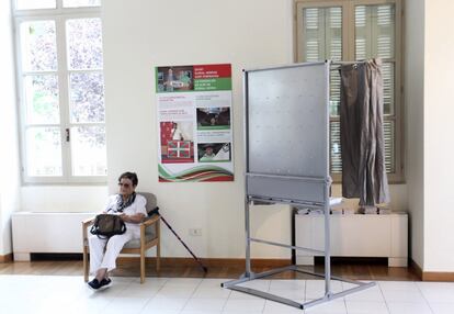 Una vecina de Zarautz (Gipuzkoa) espera para votar en las elecciones al Parlamento Vasco en un colegio electoral de Zarautz (Gipuzkoa). 